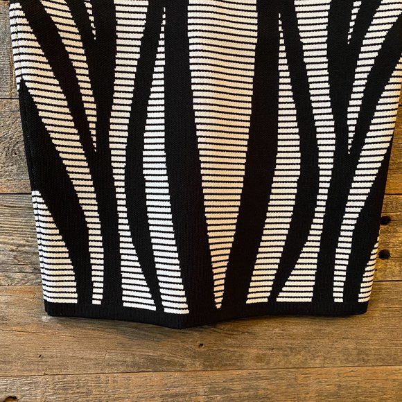 BEBE Bandage Tropical Leaves JACQ Skirt Size XS NWT - Picture 3 of 11